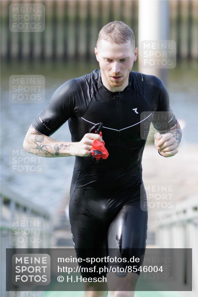10.08.2025 - GEWOBA Citytriathlon Bremen H.Heesch http://msf.ph/oto/8546004 10.08.2025 10:15:36 Schwimmen 368 meine-sportfotos.de