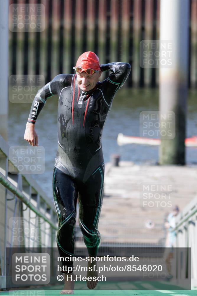 10.08.2025 - GEWOBA Citytriathlon Bremen H.Heesch http://msf.ph/oto/8546020 10.08.2025 10:15:51 Schwimmen 431 meine-sportfotos.de