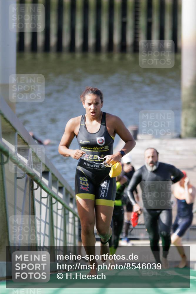 10.08.2025 - GEWOBA Citytriathlon Bremen H.Heesch http://msf.ph/oto/8546039 10.08.2025 10:16:02 Schwimmen 369, 422, 437 meine-sportfotos.de
