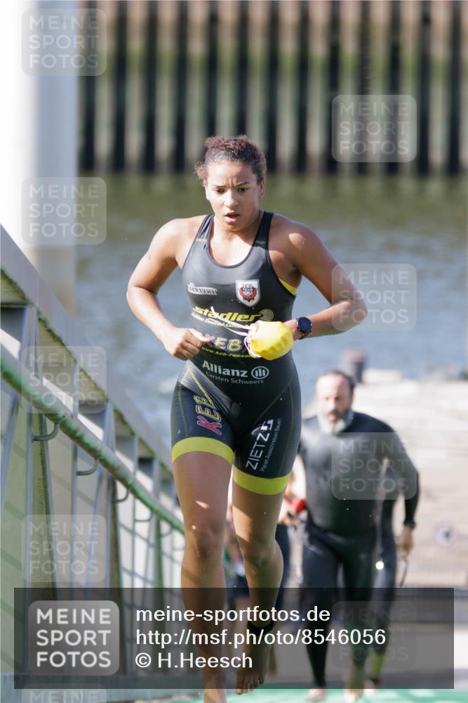 10.08.2025 - GEWOBA Citytriathlon Bremen H.Heesch http://msf.ph/oto/8546056 10.08.2025 10:16:03 Schwimmen 369, 422, 437 meine-sportfotos.de