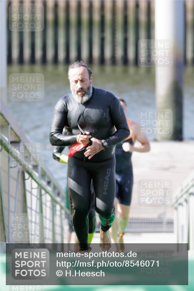 10.08.2025 - GEWOBA Citytriathlon Bremen H.Heesch http://msf.ph/oto/8546071 10.08.2025 10:16:08 Schwimmen 369, 422, 437, 511 meine-sportfotos.de