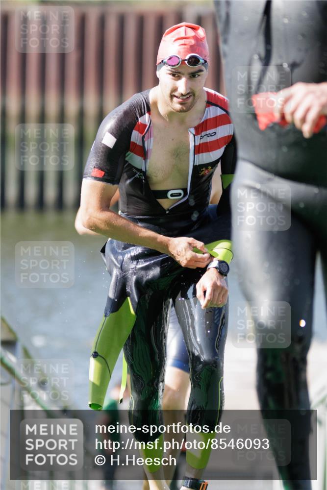 10.08.2025 - GEWOBA Citytriathlon Bremen H.Heesch http://msf.ph/oto/8546093 10.08.2025 10:16:11 Schwimmen 369, 422, 437, 511 meine-sportfotos.de