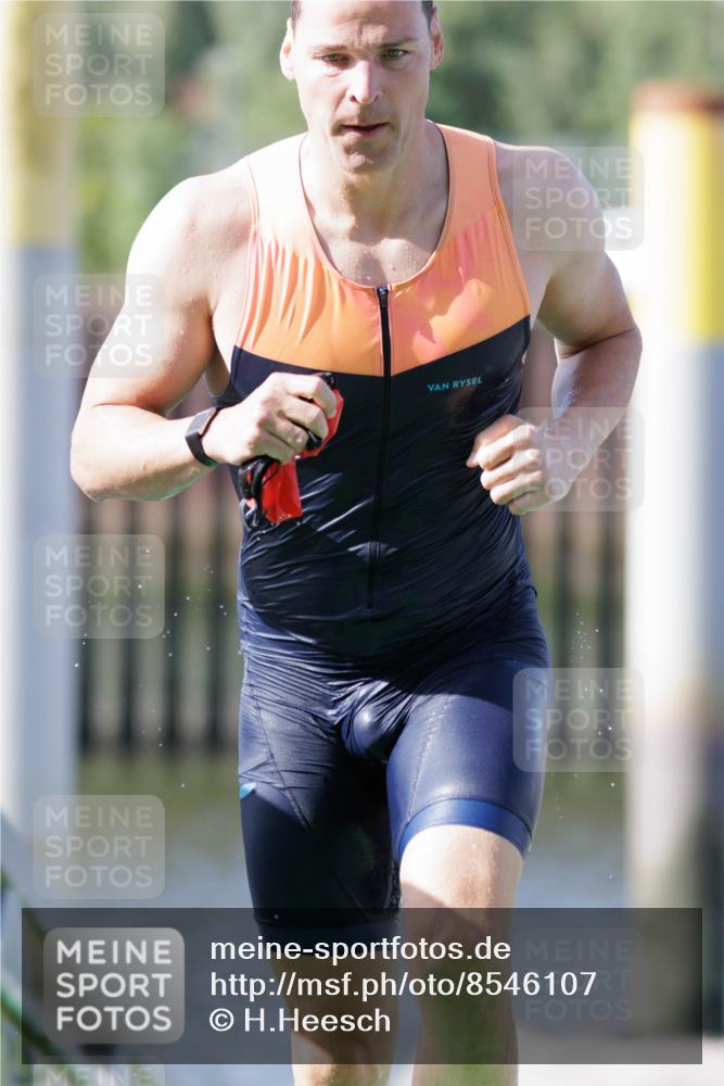 10.08.2025 - GEWOBA Citytriathlon Bremen H.Heesch http://msf.ph/oto/8546107 10.08.2025 10:16:13 Schwimmen 369, 395, 422, 437, 511 meine-sportfotos.de