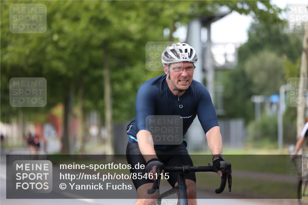 10.08.2025 - GEWOBA Citytriathlon Bremen Yannick Fuchs http://msf.ph/oto/8546115 10.08.2025 13:01:05 Radfahren 646, 669, 677, 684, 713, 837, 862, 926, 944, 1001 meine-sportfotos.de