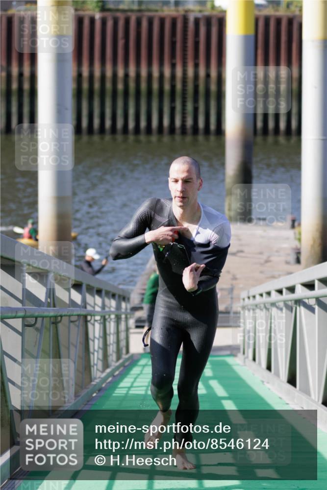 10.08.2025 - GEWOBA Citytriathlon Bremen H.Heesch http://msf.ph/oto/8546124 10.08.2025 10:16:19 Schwimmen 395, 511 meine-sportfotos.de