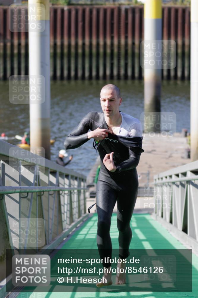 10.08.2025 - GEWOBA Citytriathlon Bremen H.Heesch http://msf.ph/oto/8546126 10.08.2025 10:16:20 Schwimmen 395, 511 meine-sportfotos.de