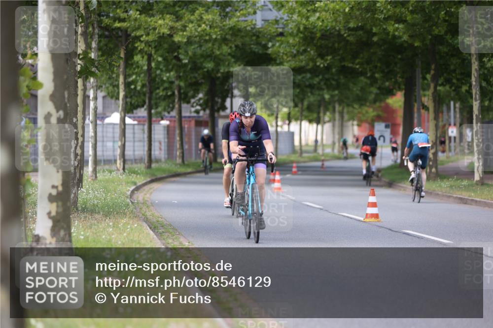 10.08.2025 - GEWOBA Citytriathlon Bremen Yannick Fuchs http://msf.ph/oto/8546129 10.08.2025 13:01:09 Radfahren 646, 669, 677, 684, 713, 829, 837, 862, 926, 944, 1001 meine-sportfotos.de