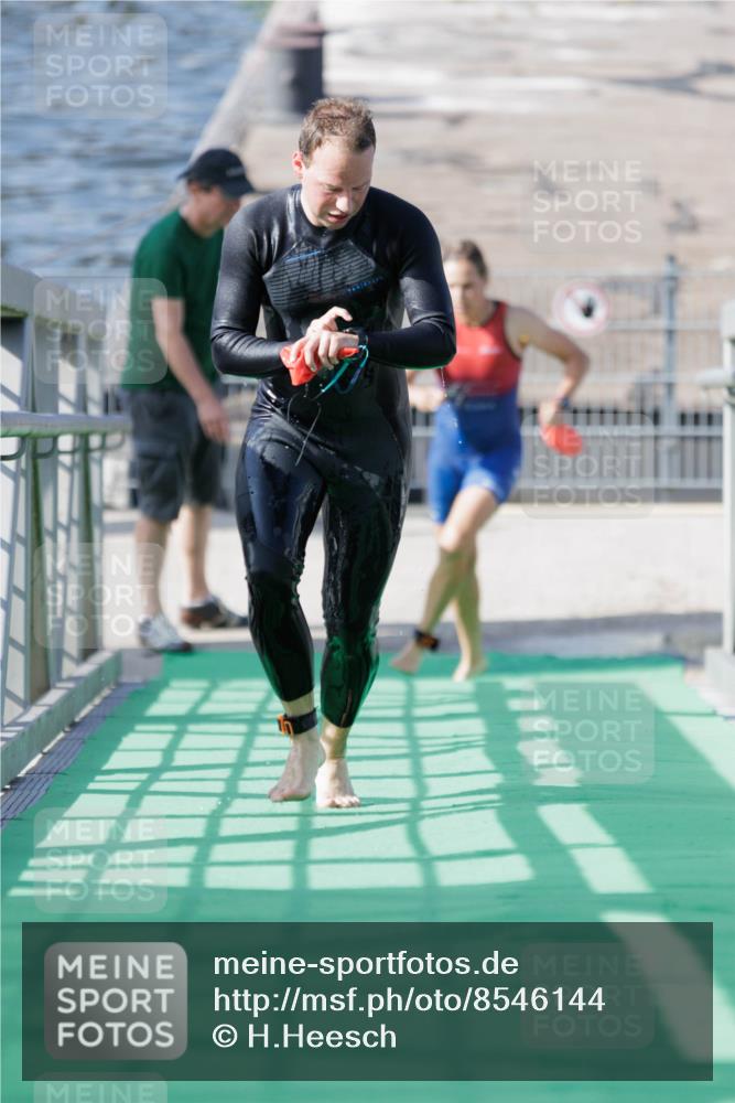 10.08.2025 - GEWOBA Citytriathlon Bremen H.Heesch http://msf.ph/oto/8546144 10.08.2025 10:16:26 Schwimmen 377, 395 meine-sportfotos.de