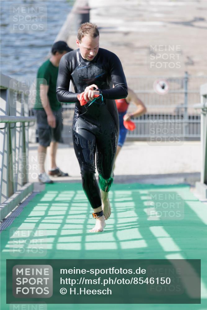 10.08.2025 - GEWOBA Citytriathlon Bremen H.Heesch http://msf.ph/oto/8546150 10.08.2025 10:16:26 Schwimmen 377, 395 meine-sportfotos.de