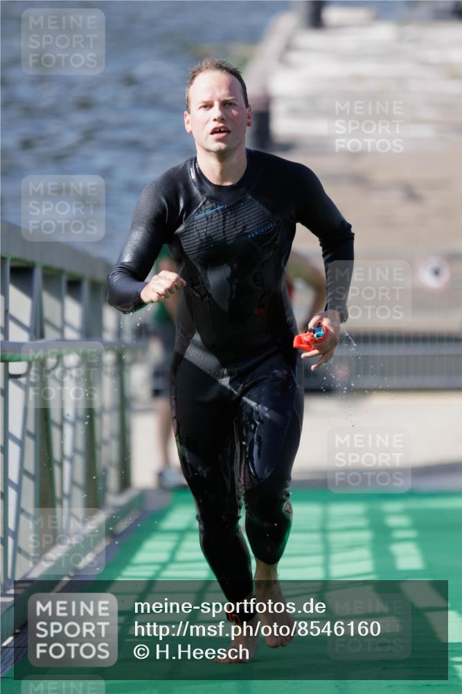 10.08.2025 - GEWOBA Citytriathlon Bremen H.Heesch http://msf.ph/oto/8546160 10.08.2025 10:16:28 Schwimmen 377, 395, 487 meine-sportfotos.de