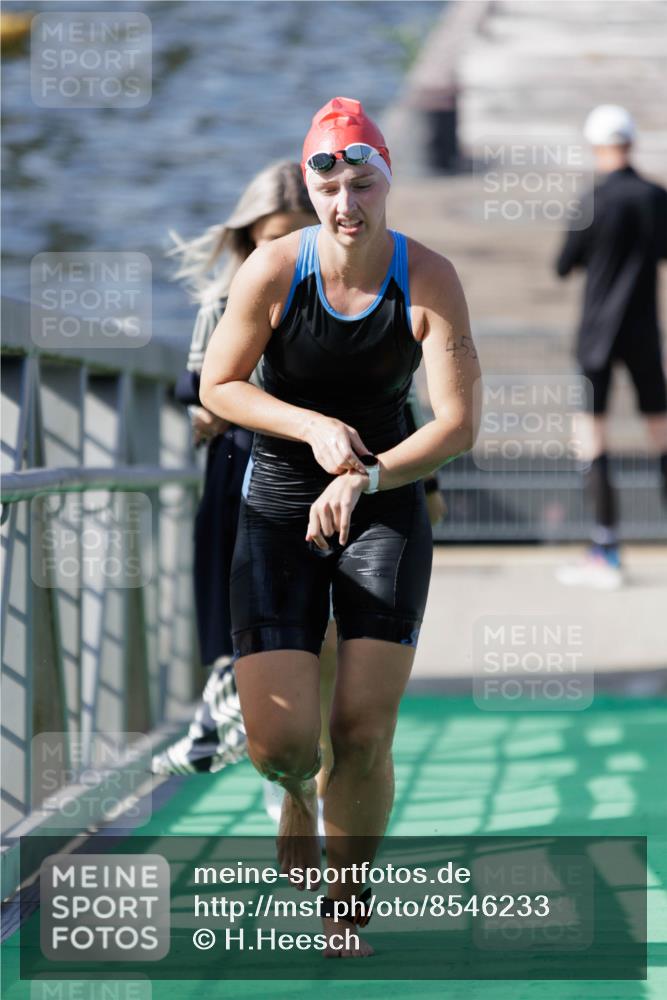 10.08.2025 - GEWOBA Citytriathlon Bremen H.Heesch http://msf.ph/oto/8546233 10.08.2025 10:16:48 Schwimmen 425, 459 meine-sportfotos.de