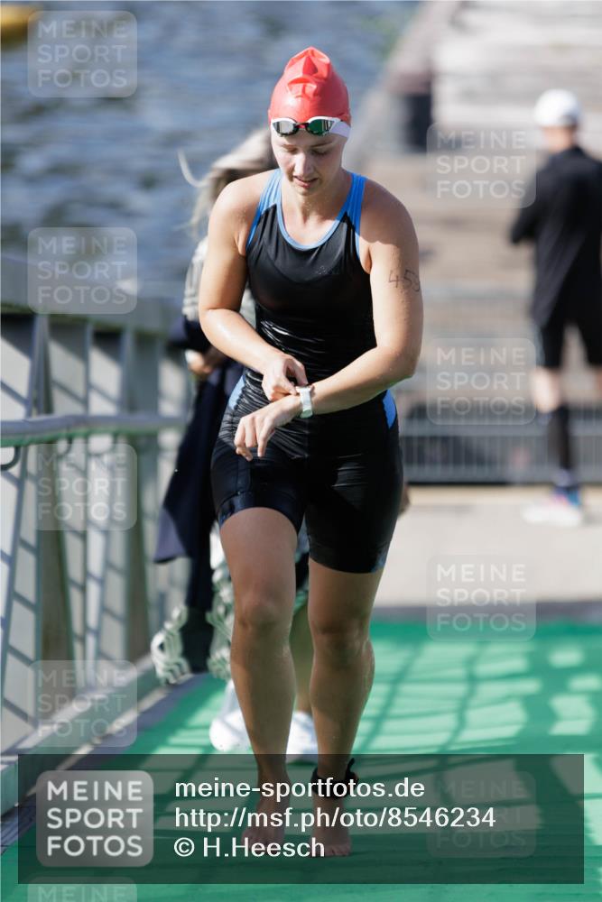 10.08.2025 - GEWOBA Citytriathlon Bremen H.Heesch http://msf.ph/oto/8546234 10.08.2025 10:16:49 Schwimmen 425, 459 meine-sportfotos.de
