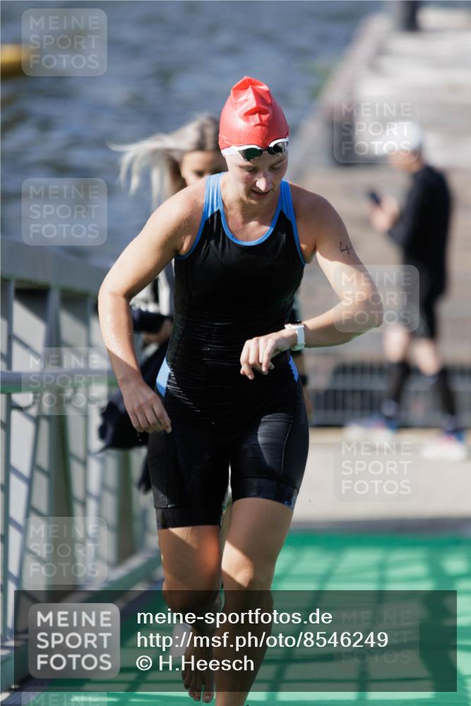 10.08.2025 - GEWOBA Citytriathlon Bremen H.Heesch http://msf.ph/oto/8546249 10.08.2025 10:16:49 Schwimmen 425, 459 meine-sportfotos.de