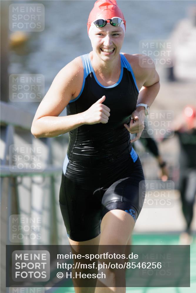 10.08.2025 - GEWOBA Citytriathlon Bremen H.Heesch http://msf.ph/oto/8546256 10.08.2025 10:16:50 Schwimmen 424, 459 meine-sportfotos.de