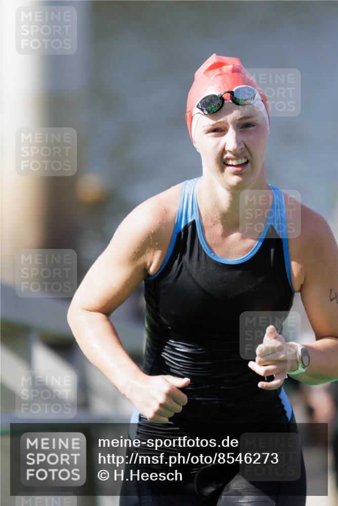 10.08.2025 - GEWOBA Citytriathlon Bremen H.Heesch http://msf.ph/oto/8546273 10.08.2025 10:16:51 Schwimmen 424, 459 meine-sportfotos.de