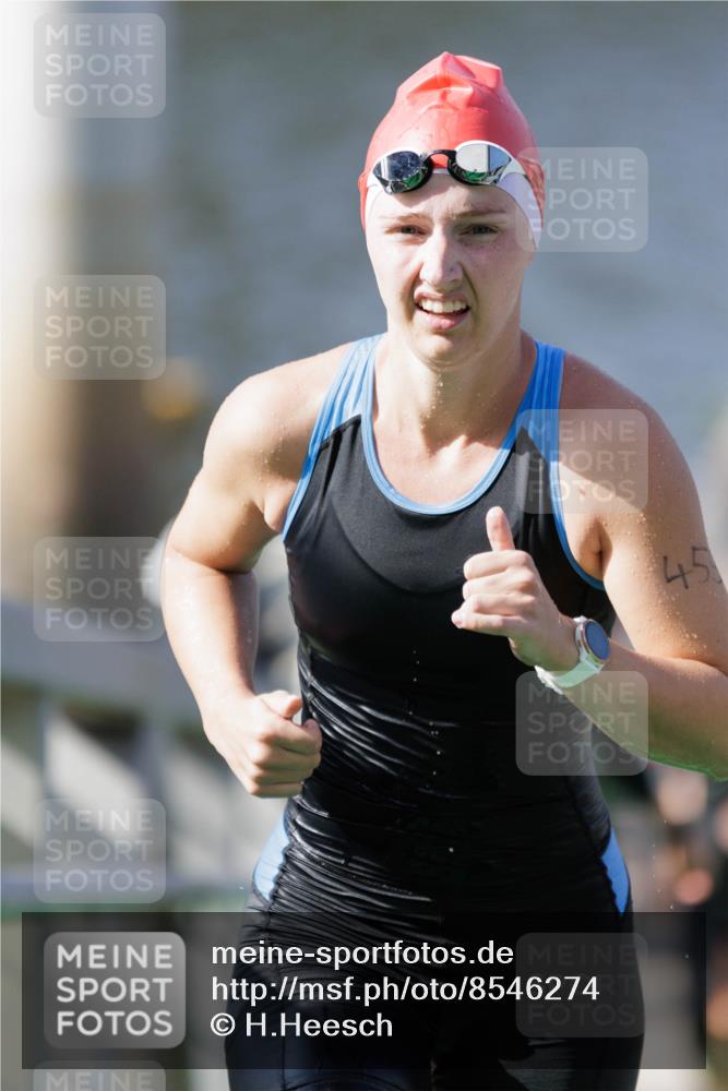 10.08.2025 - GEWOBA Citytriathlon Bremen H.Heesch http://msf.ph/oto/8546274 10.08.2025 10:16:51 Schwimmen 424, 459 meine-sportfotos.de