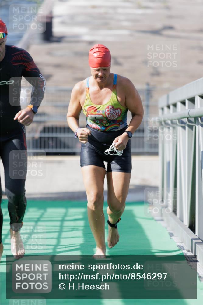 10.08.2025 - GEWOBA Citytriathlon Bremen H.Heesch http://msf.ph/oto/8546297 10.08.2025 10:16:56 Schwimmen 424, 459, 494 meine-sportfotos.de