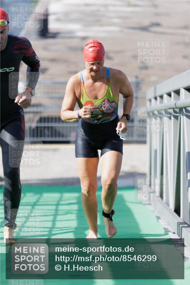 10.08.2025 - GEWOBA Citytriathlon Bremen H.Heesch http://msf.ph/oto/8546299 10.08.2025 10:16:56 Schwimmen 424, 459, 494 meine-sportfotos.de