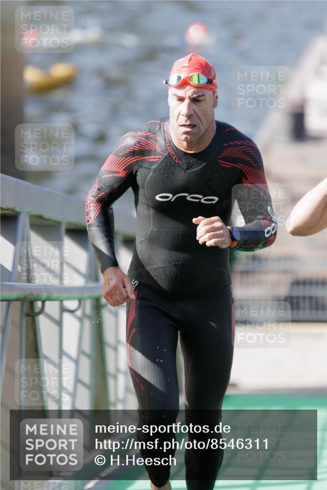 10.08.2025 - GEWOBA Citytriathlon Bremen H.Heesch http://msf.ph/oto/8546311 10.08.2025 10:16:58 Schwimmen 424, 459, 494 meine-sportfotos.de