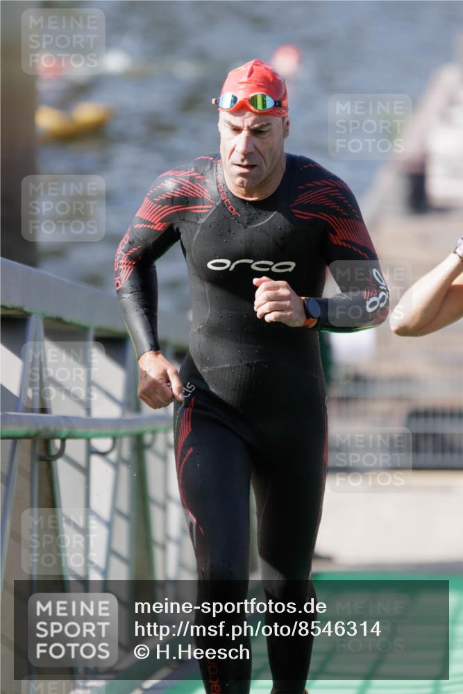 10.08.2025 - GEWOBA Citytriathlon Bremen H.Heesch http://msf.ph/oto/8546314 10.08.2025 10:16:58 Schwimmen 424, 459, 494 meine-sportfotos.de