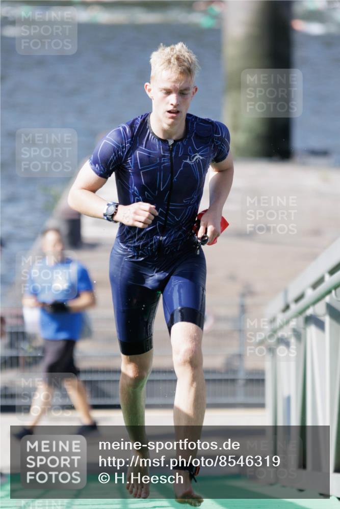 10.08.2025 - GEWOBA Citytriathlon Bremen H.Heesch http://msf.ph/oto/8546319 10.08.2025 10:17:08 Schwimmen 351 meine-sportfotos.de
