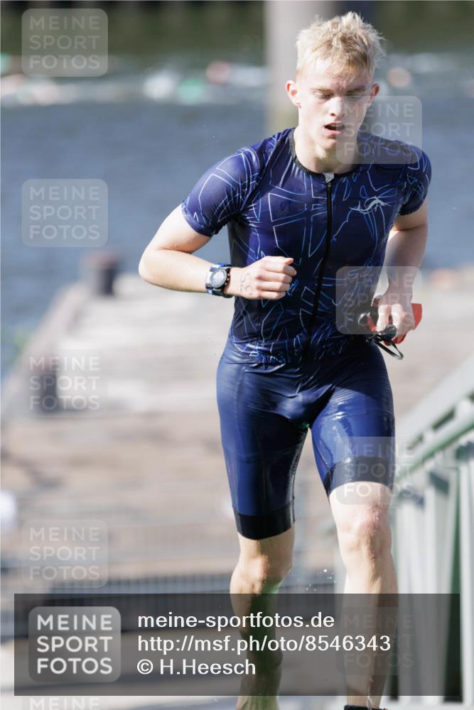 10.08.2025 - GEWOBA Citytriathlon Bremen H.Heesch http://msf.ph/oto/8546343 10.08.2025 10:17:09 Schwimmen 351 meine-sportfotos.de