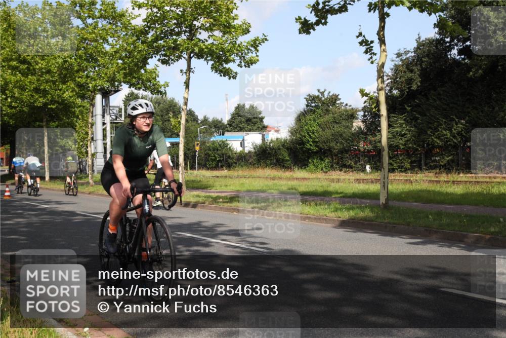 10.08.2025 - GEWOBA Citytriathlon Bremen Yannick Fuchs http://msf.ph/oto/8546363 10.08.2025 10:39:32 Radfahren 59, 87, 95, 107, 185, 201, 209, 221, 233, 374, 435, 436, 440, 453, 481 meine-sportfotos.de