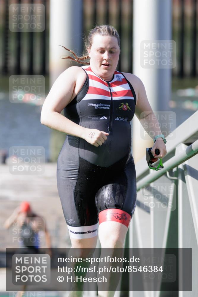 10.08.2025 - GEWOBA Citytriathlon Bremen H.Heesch http://msf.ph/oto/8546384 10.08.2025 10:17:39 Schwimmen 427, 476 meine-sportfotos.de