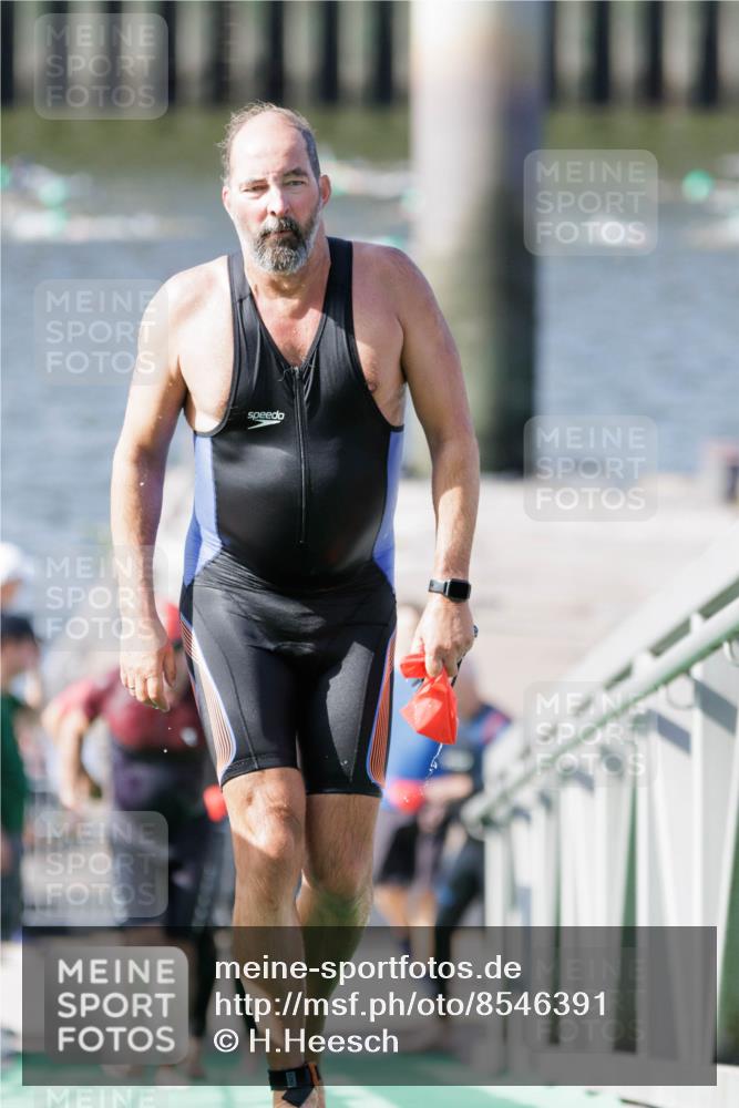 10.08.2025 - GEWOBA Citytriathlon Bremen H.Heesch http://msf.ph/oto/8546391 10.08.2025 10:17:51 Schwimmen 387, 427, 509, 510 meine-sportfotos.de