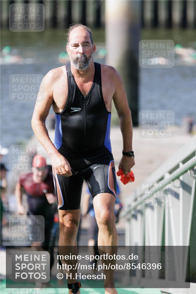10.08.2025 - GEWOBA Citytriathlon Bremen H.Heesch http://msf.ph/oto/8546396 10.08.2025 10:17:51 Schwimmen 387, 427, 509, 510 meine-sportfotos.de