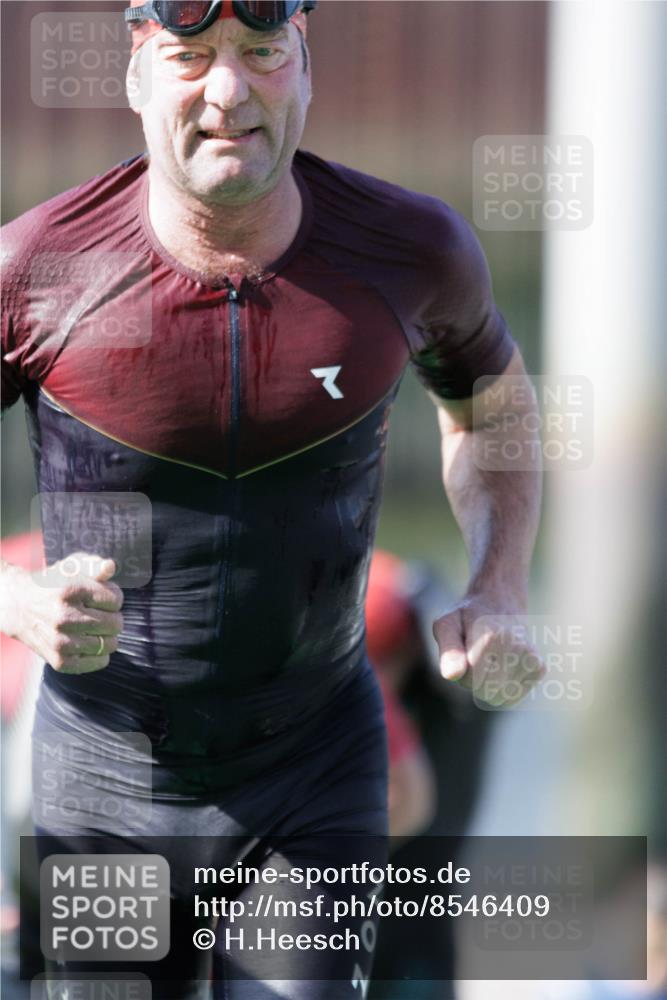 10.08.2025 - GEWOBA Citytriathlon Bremen H.Heesch http://msf.ph/oto/8546409 10.08.2025 10:17:59 Schwimmen 387, 433, 509, 510 meine-sportfotos.de