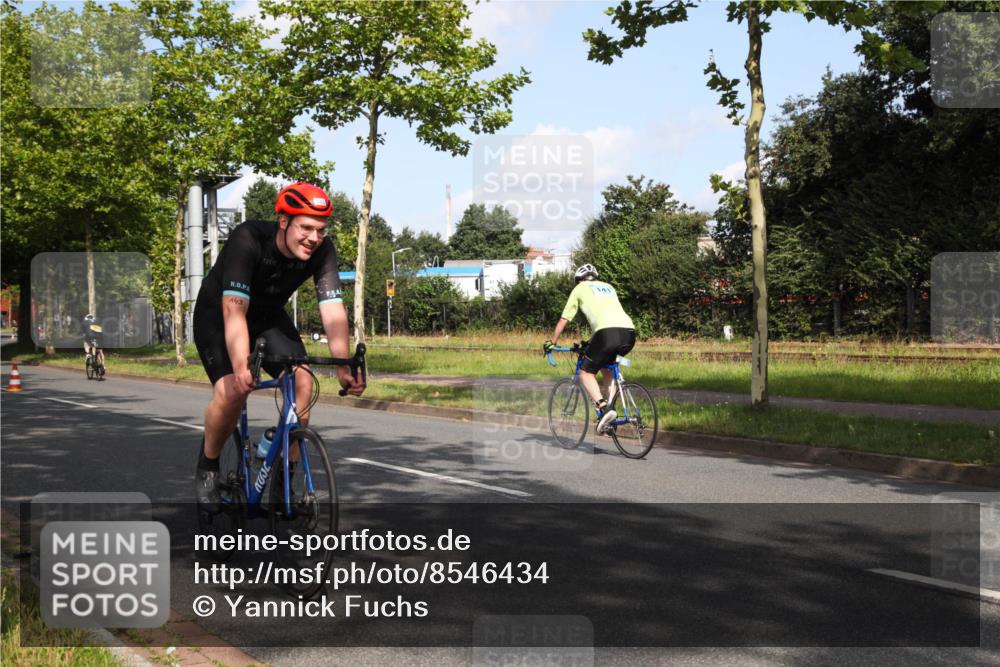 10.08.2025 - GEWOBA Citytriathlon Bremen Yannick Fuchs http://msf.ph/oto/8546434 10.08.2025 10:39:52 Radfahren 55, 57, 59, 77, 143, 193, 201, 209, 398, 496 meine-sportfotos.de