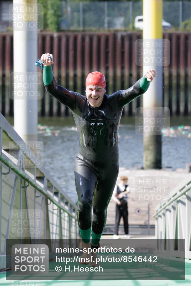 10.08.2025 - GEWOBA Citytriathlon Bremen H.Heesch http://msf.ph/oto/8546442 10.08.2025 10:18:07 Schwimmen 353, 433 meine-sportfotos.de
