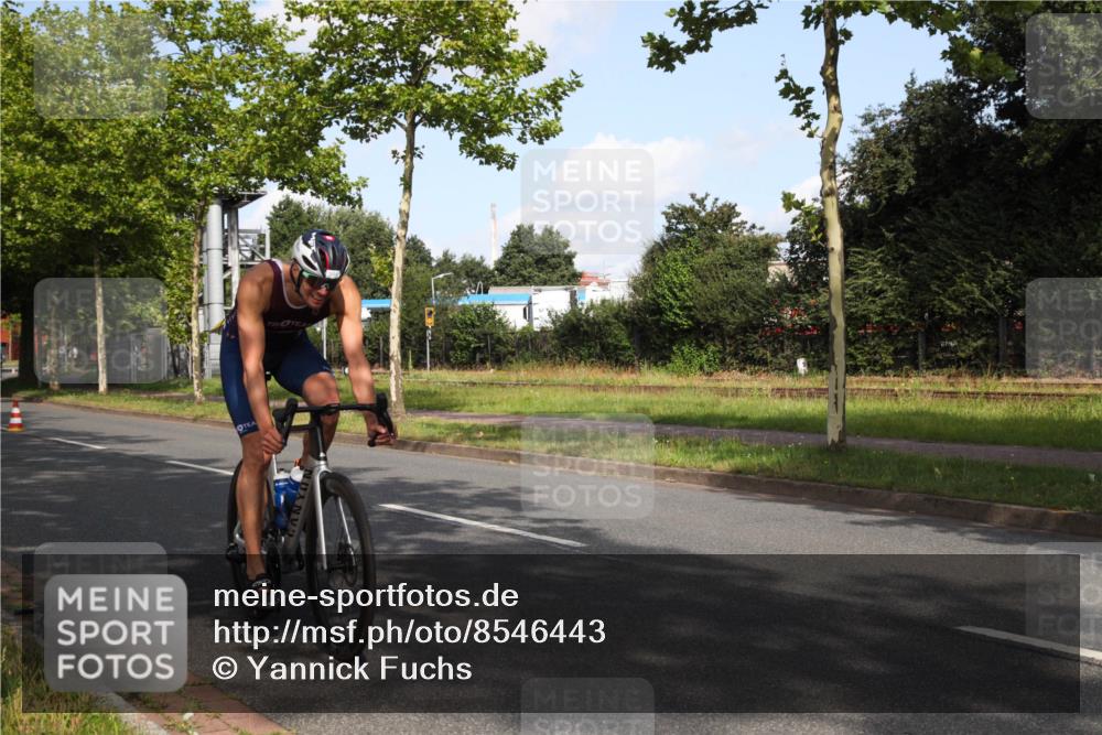 10.08.2025 - GEWOBA Citytriathlon Bremen Yannick Fuchs http://msf.ph/oto/8546443 10.08.2025 10:39:58 Radfahren 55, 57, 61, 77, 79, 91, 143, 193, 227, 398, 496 meine-sportfotos.de