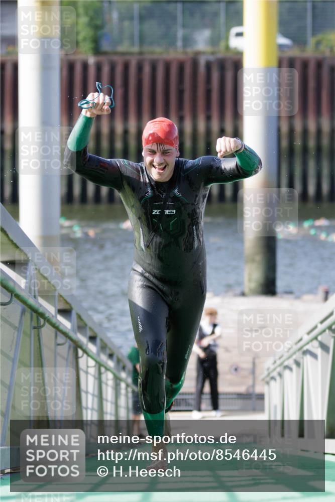 10.08.2025 - GEWOBA Citytriathlon Bremen H.Heesch http://msf.ph/oto/8546445 10.08.2025 10:18:07 Schwimmen 353, 433 meine-sportfotos.de