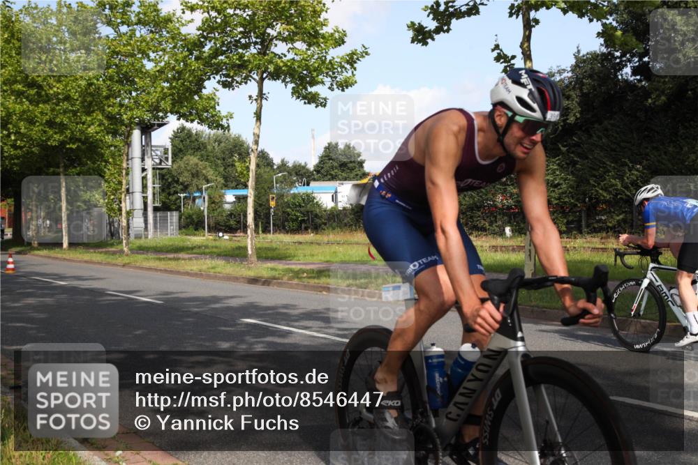 10.08.2025 - GEWOBA Citytriathlon Bremen Yannick Fuchs http://msf.ph/oto/8546447 10.08.2025 10:39:58 Radfahren 55, 57, 61, 77, 79, 91, 143, 193, 227, 398, 496 meine-sportfotos.de