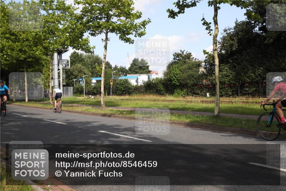 10.08.2025 - GEWOBA Citytriathlon Bremen Yannick Fuchs http://msf.ph/oto/8546459 10.08.2025 10:40:03 Radfahren 55, 57, 61, 77, 79, 91, 143, 197, 227, 398, 496 meine-sportfotos.de