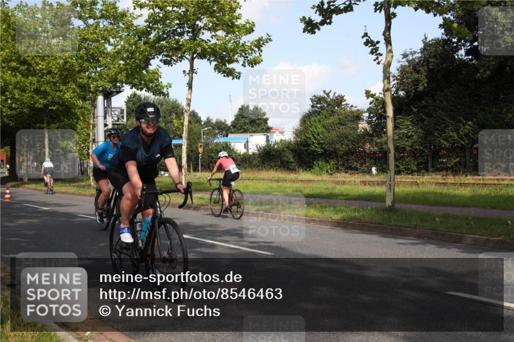 10.08.2025 - GEWOBA Citytriathlon Bremen Yannick Fuchs http://msf.ph/oto/8546463 10.08.2025 10:40:04 Radfahren 55, 57, 61, 77, 79, 91, 135, 143, 197, 227, 398, 496 meine-sportfotos.de