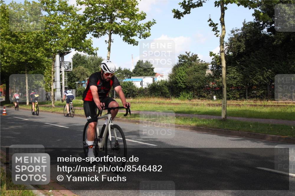 10.08.2025 - GEWOBA Citytriathlon Bremen Yannick Fuchs http://msf.ph/oto/8546482 10.08.2025 10:40:07 Radfahren 11, 55, 57, 61, 77, 79, 91, 135, 197, 227, 398, 496 meine-sportfotos.de