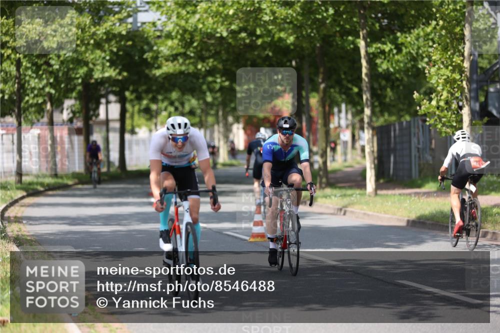 10.08.2025 - GEWOBA Citytriathlon Bremen Yannick Fuchs http://msf.ph/oto/8546488 10.08.2025 12:07:46 Radfahren 559, 609, 646, 660, 693, 696, 698, 705, 706, 721, 723, 740, 879 meine-sportfotos.de