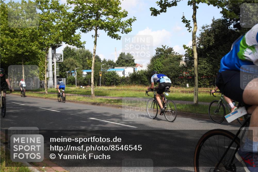 10.08.2025 - GEWOBA Citytriathlon Bremen Yannick Fuchs http://msf.ph/oto/8546545 10.08.2025 10:40:30 Radfahren 1, 11, 23, 39, 47, 65, 125, 229, 368, 505 meine-sportfotos.de