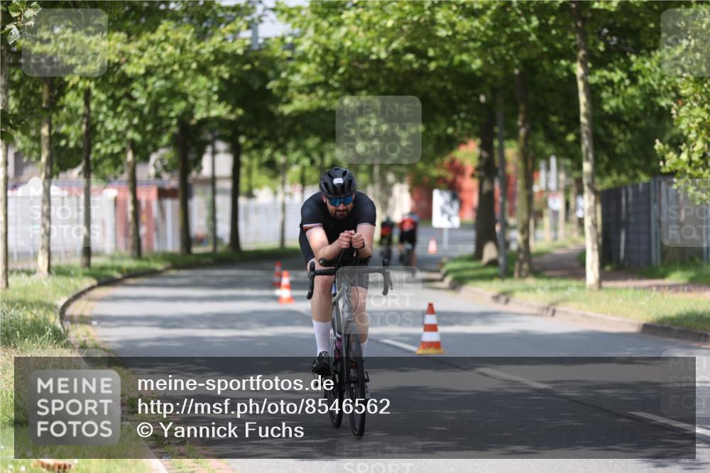 10.08.2025 - GEWOBA Citytriathlon Bremen Yannick Fuchs http://msf.ph/oto/8546562 10.08.2025 12:07:56 Radfahren 574, 609, 646, 660, 696, 698, 706, 721, 723, 879 meine-sportfotos.de