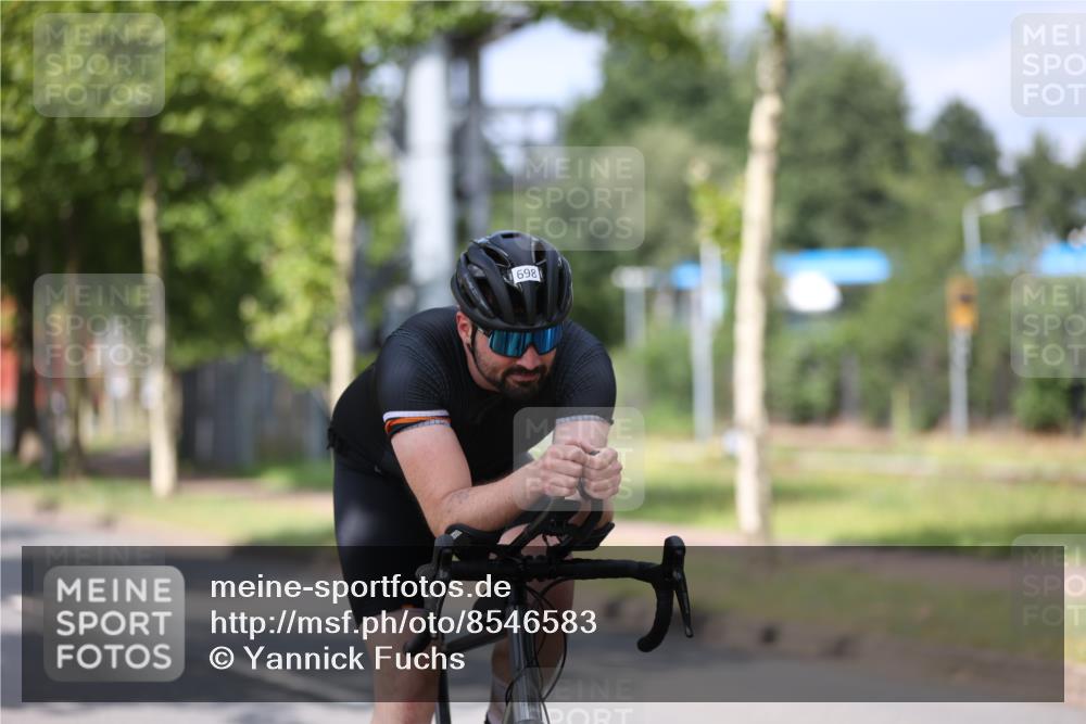 10.08.2025 - GEWOBA Citytriathlon Bremen Yannick Fuchs http://msf.ph/oto/8546583 10.08.2025 12:07:57 Radfahren 574, 609, 646, 660, 696, 698, 706, 721, 723, 879 meine-sportfotos.de