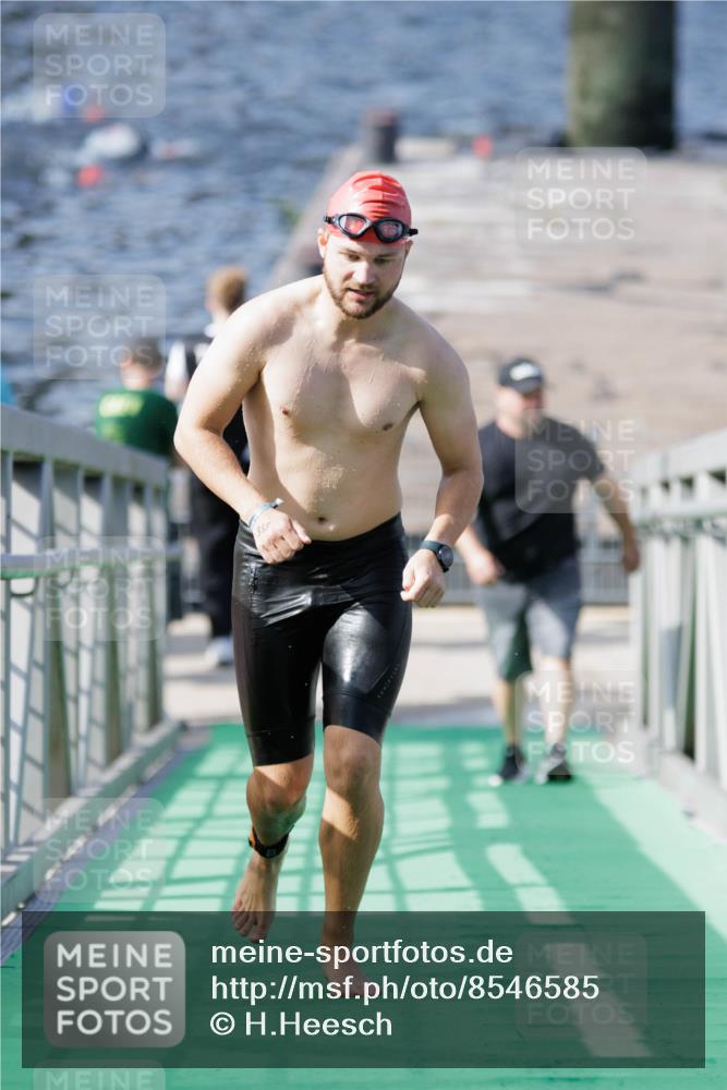 10.08.2025 - GEWOBA Citytriathlon Bremen H.Heesch http://msf.ph/oto/8546585 10.08.2025 10:18:53 Schwimmen 355, 376 meine-sportfotos.de