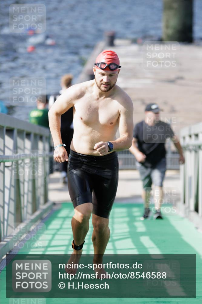 10.08.2025 - GEWOBA Citytriathlon Bremen H.Heesch http://msf.ph/oto/8546588 10.08.2025 10:18:54 Schwimmen 355, 376 meine-sportfotos.de