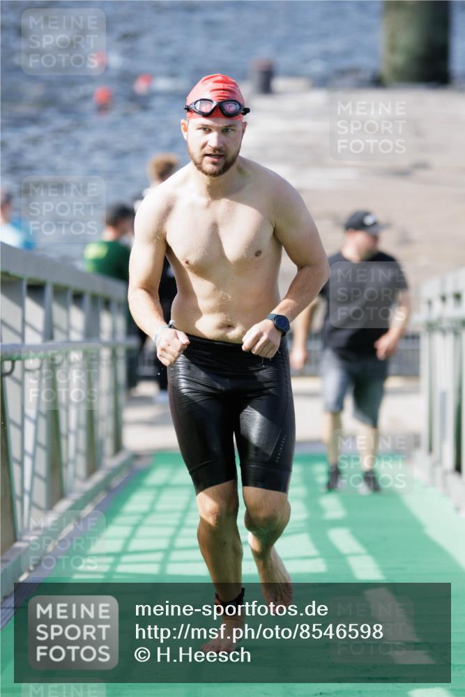 10.08.2025 - GEWOBA Citytriathlon Bremen H.Heesch http://msf.ph/oto/8546598 10.08.2025 10:18:54 Schwimmen 355, 376 meine-sportfotos.de