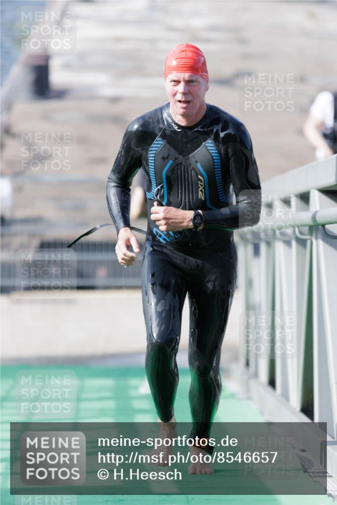 10.08.2025 - GEWOBA Citytriathlon Bremen H.Heesch http://msf.ph/oto/8546657 10.08.2025 10:19:26 Schwimmen 426 meine-sportfotos.de