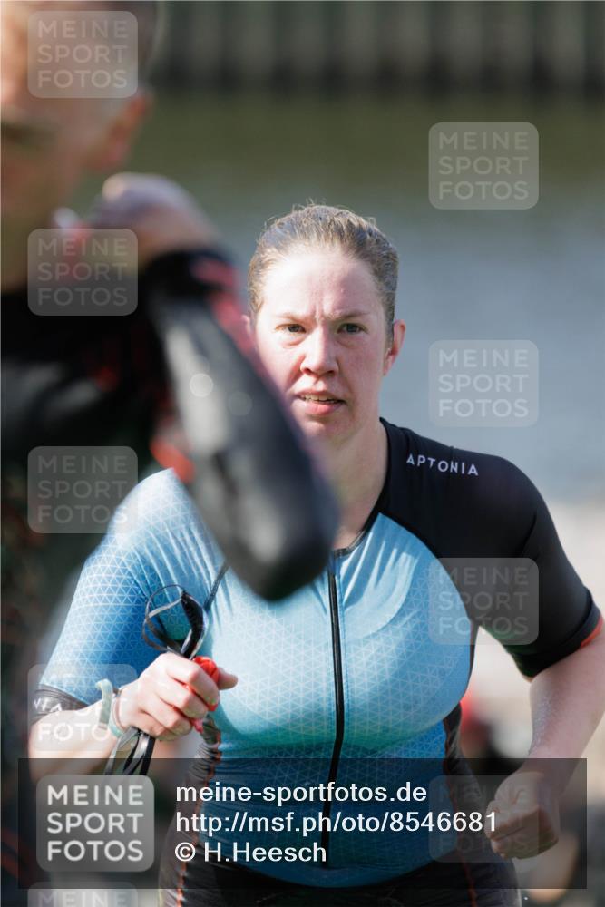 10.08.2025 - GEWOBA Citytriathlon Bremen H.Heesch http://msf.ph/oto/8546681 10.08.2025 10:19:45 Schwimmen 384, 420, 434, 448, 466 meine-sportfotos.de