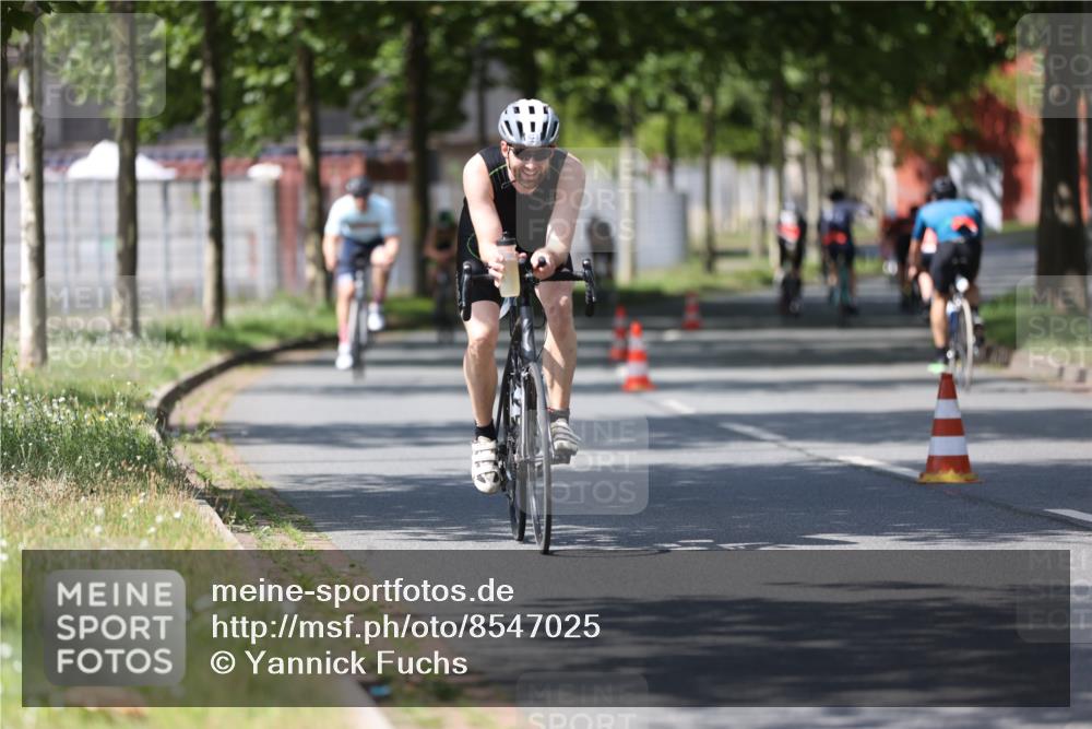 10.08.2025 - GEWOBA Citytriathlon Bremen Yannick Fuchs http://msf.ph/oto/8547025 10.08.2025 13:03:46 Radfahren 574, 676, 753, 812, 823, 908, 925, 965, 1007 meine-sportfotos.de