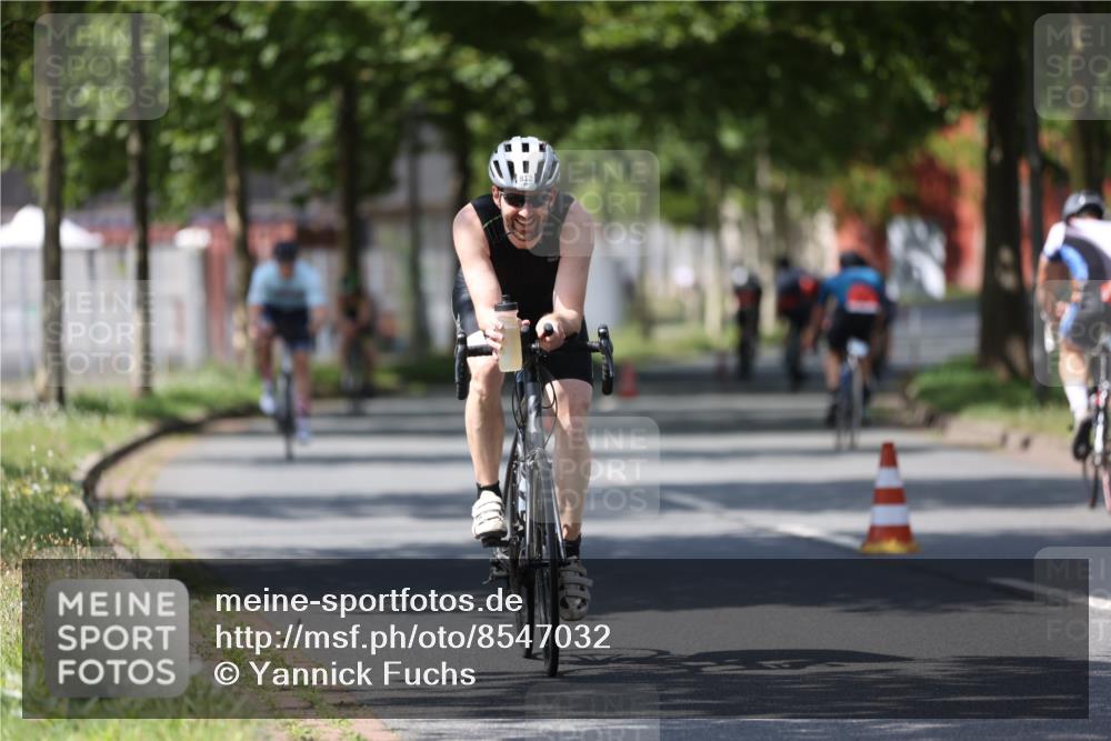 10.08.2025 - GEWOBA Citytriathlon Bremen Yannick Fuchs http://msf.ph/oto/8547032 10.08.2025 13:03:46 Radfahren 574, 676, 753, 812, 823, 908, 925, 965, 1007 meine-sportfotos.de